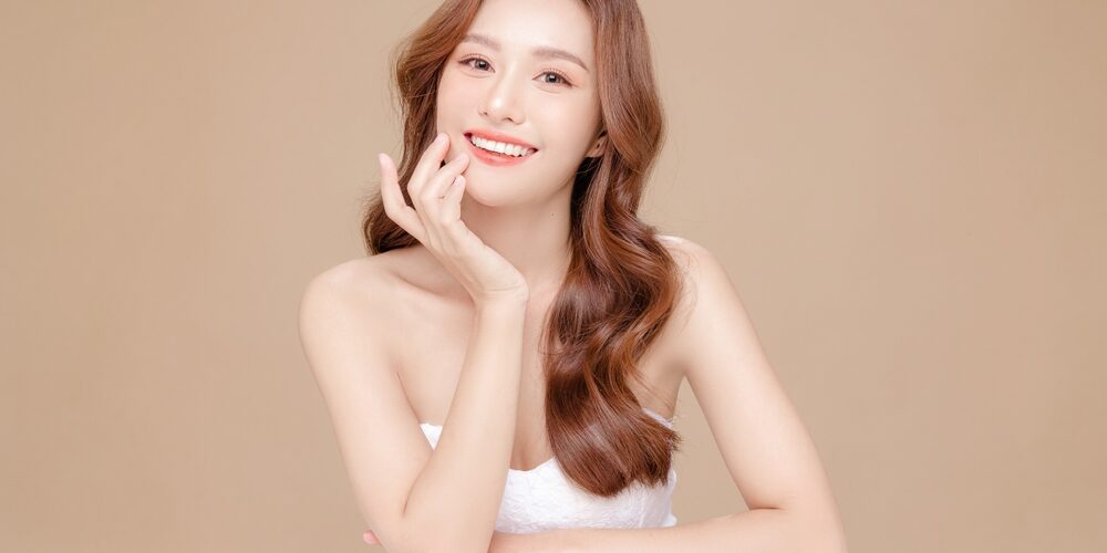 Young,Asian,Beauty,Woman,Curly,Long,Hair,With,Korean,Makeup รู้จักร้อยไหม กับ อัลเทอร่า ตัวเลือกแก้ปัญหาให้หน้ากระชับ