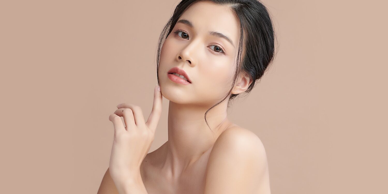 ผู้หญิงพอใจในผิวหน้าหลังทำ Morpheus8 เพื่อยกกระชับผิว