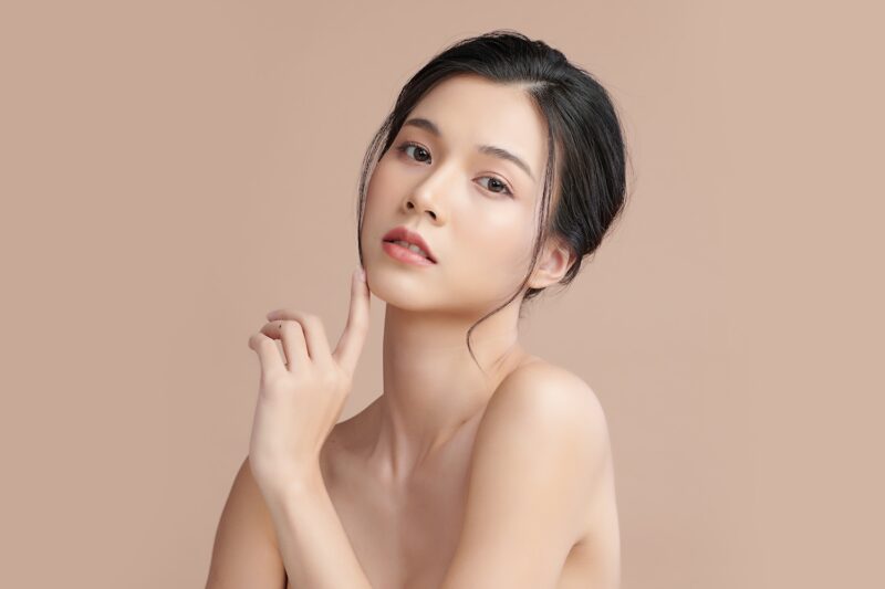 ผู้หญิงพอใจในผิวหน้าหลังทำ Morpheus8 เพื่อยกกระชับผิว