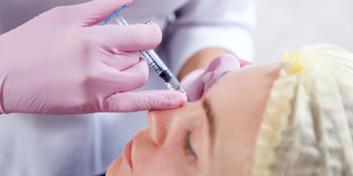 ผู้หญิงฉีดโบท็อกซ์ริ้วรอยบริเวณตีนกา