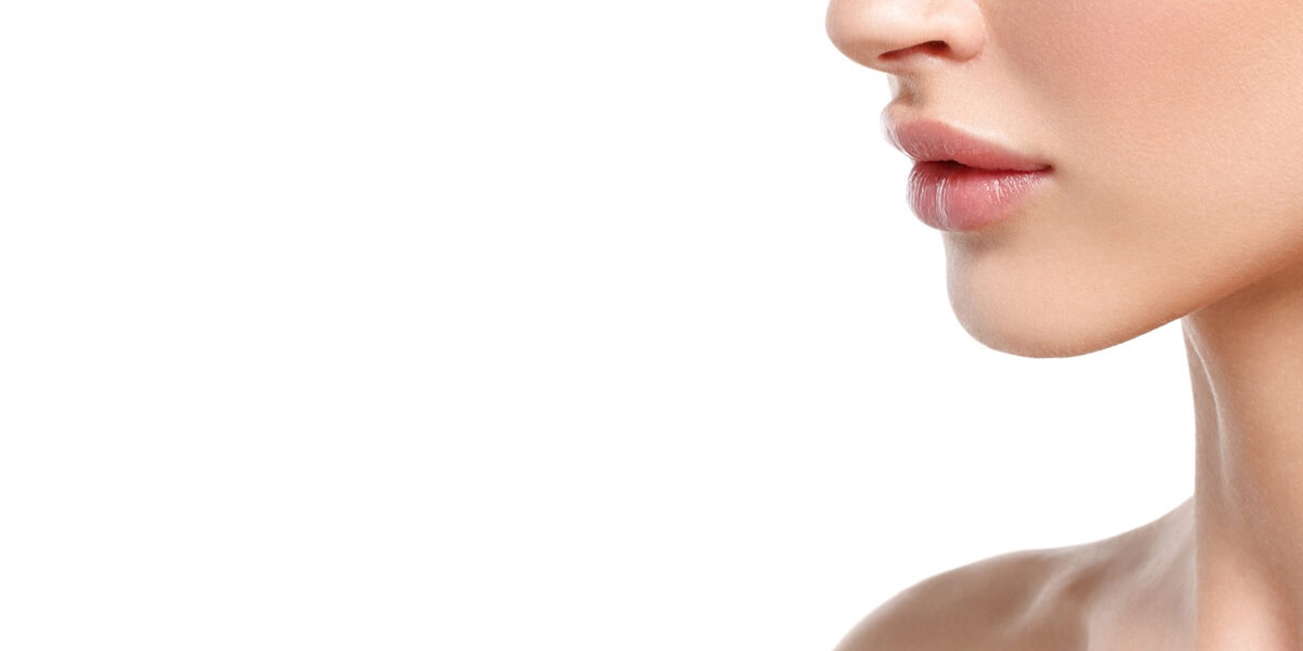 ด้านข้างของผู้หญิงที่มีทรงปากสายฝอ