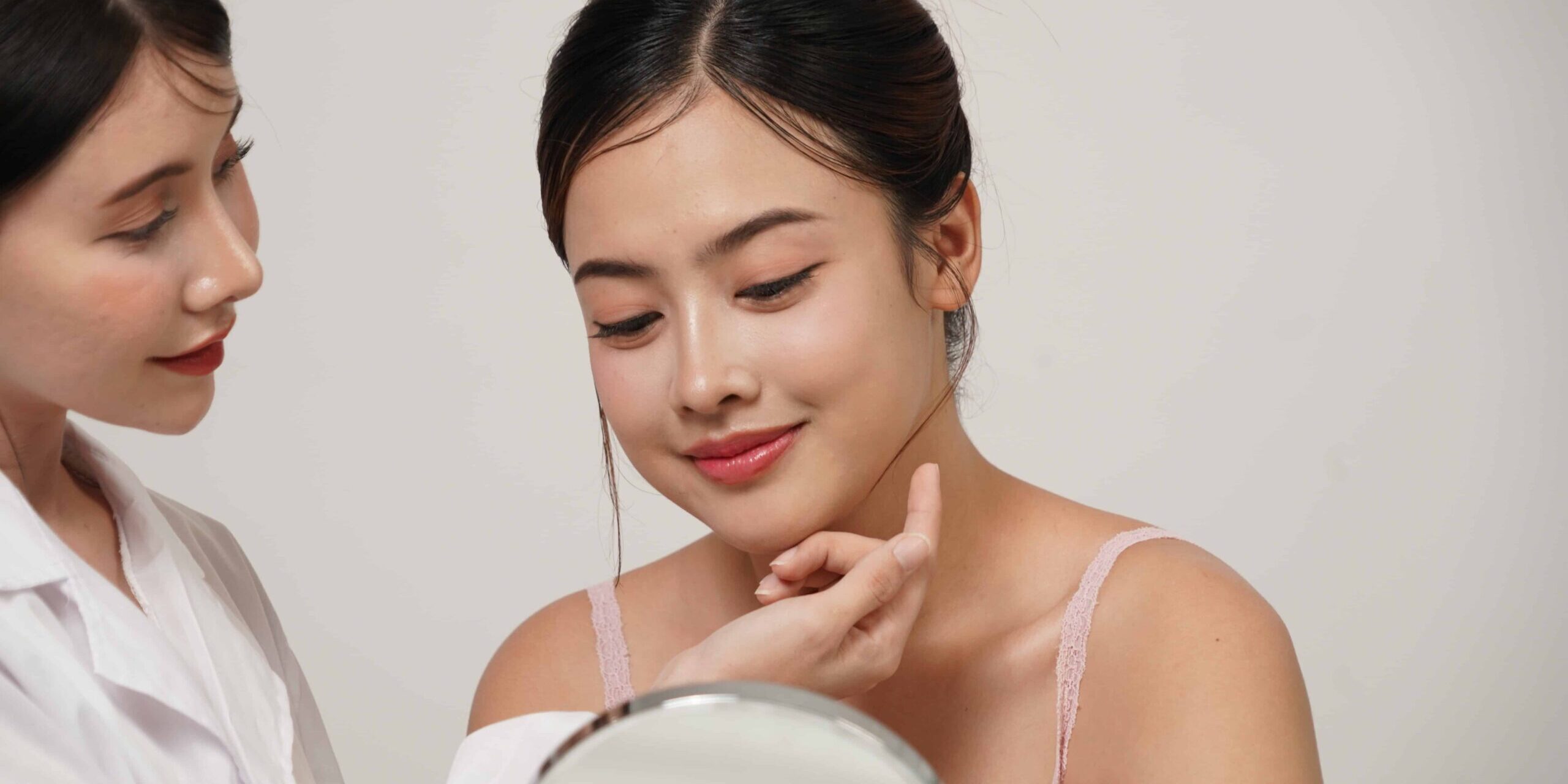 แพทย์หญิงกำลังอธิบายคนไข้ว่า Ulthera เห็นผลกี่เดือน